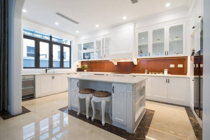 Morehome đã thực hiện hoàn thiện trọn gói nội thất phòng bếp cho biệt thự Vinhomes Imperia tại Hải Phòng. Hình ảnh thi công nội thất phòng bếp tân cổ điển trên đây là một trong nhiều sản phẩm thi công nội thất của Morehome tại biệt thự Vinhomes Imperia Hải Phòng.